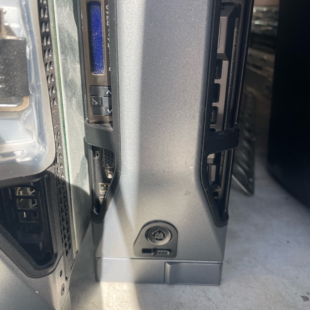 Dell Poweredge R710 and R610
Server Units - Picture 10 of 14